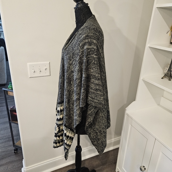 Baik Baik Honolulu Poncho Womens ONE SIZE NEW WITH TAGS ASPEN GREY/BLACK - Picture 2 of 9